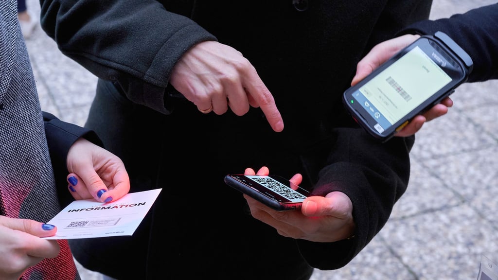 Digitale Tickets lassen sich am einfachsten in Wallet-Apps speichern: So sind sie auch ohne Internet schnell griffbereit.