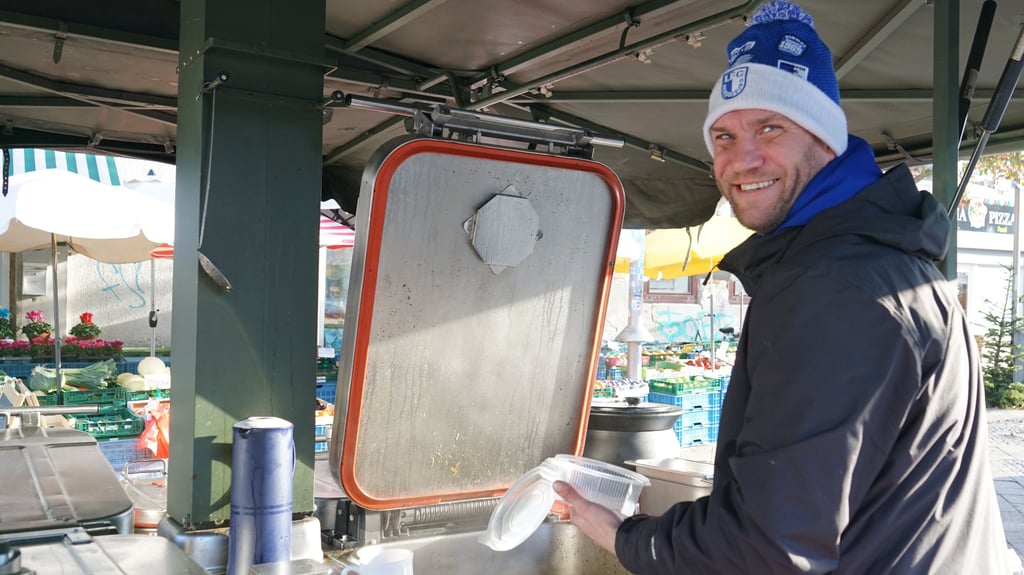 Ron Hielscher steht mit seiner Feldküche jeden Tag auf dem Boulevard.