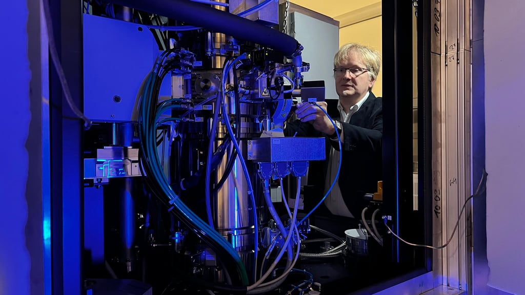 Auf den ersten Blick ist das Mikroskop nicht erkennbar. Geräteverantwortlicher Andreas Graff schiebt das Präparat in das Mikroskop. Dort trifft ein Elektronenstrahl darauf.