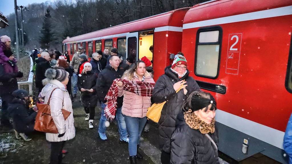 In den vergangenen Jahren rollte zur Weihnachtszeit hin und wieder mal ein Sonderzug bis in die Fachwerkstadt im Südharz. 