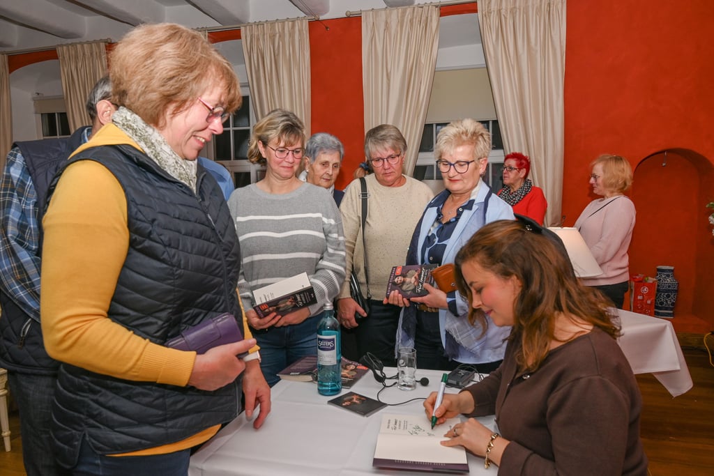 Ronja Forcher musste ihr Werk in Wanzleben sehr oft signieren. Für ihre Fans ließ sie sich zudem viel Zeit.