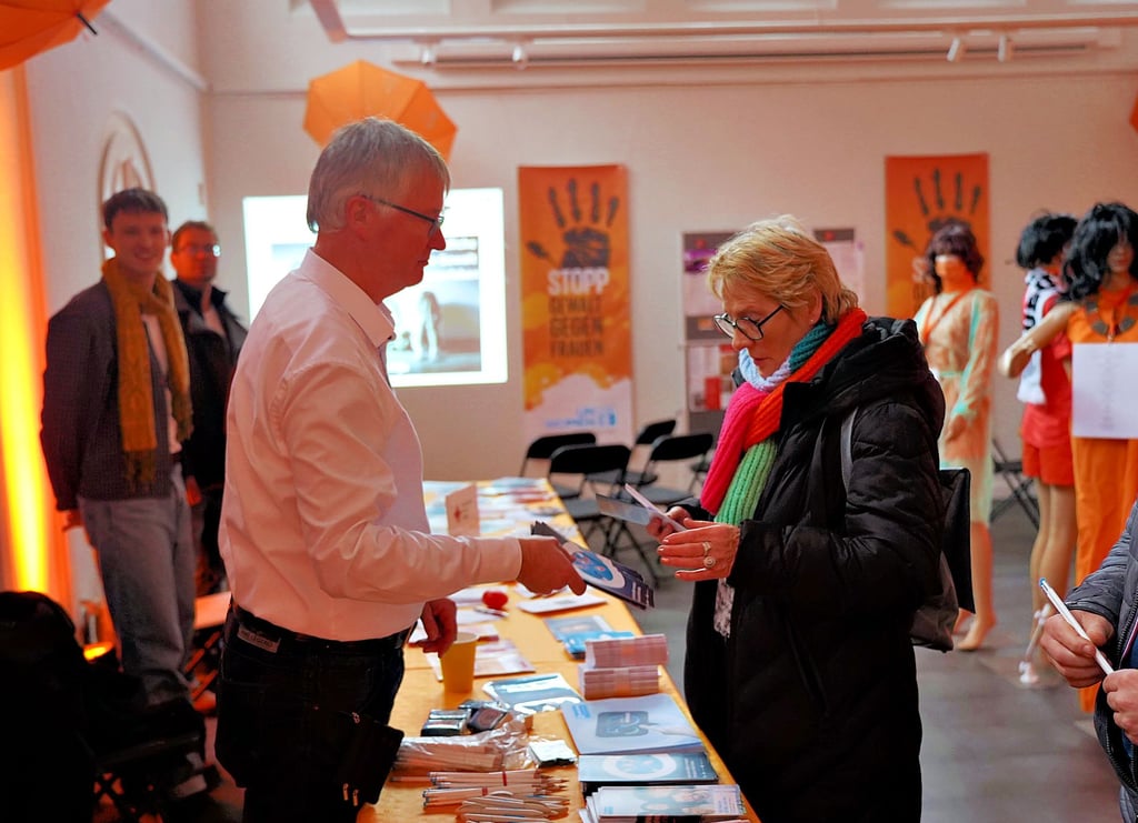 Der Weiße Ring hatte beim „Orange Day“ in Köthen einen Informationsstand.