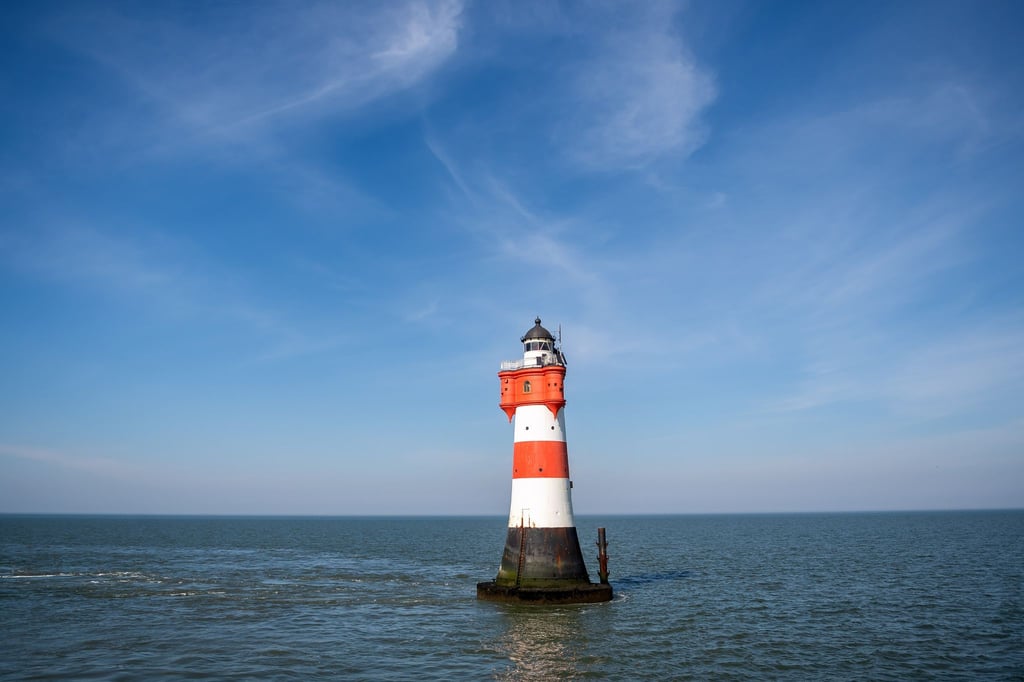 Die Deutsche Stiftung Denkmalschutz sucht für den maroden Leuchtturm „Roter Sand“ einen neuen Standort am Festland. (Archivbild)
