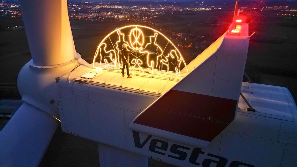 Steffen Flämig prüft die Beleuchtung an einem überdimensionalen Schwibbogen auf einem Windrad.