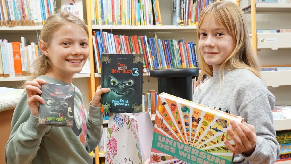 Elise Wolff und Mara Rehwald haben beim Quiz des Lesesommers Preise abgeräumt.