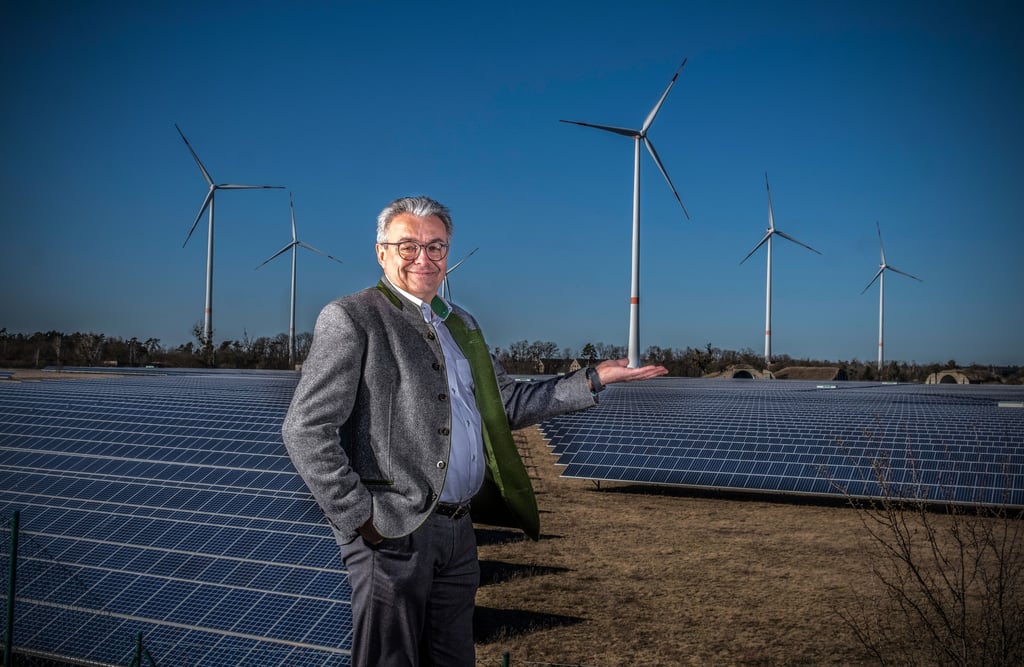 Als Geschäftsführer der Getec Green Energy erklärte Chris Döhring 2022 auf dem ehemaligen Militärflugplatz in Zerbst die Windradprojekte. Neue Anlagen sollten Strom zur Wasserstoff-Herstellung liefern.