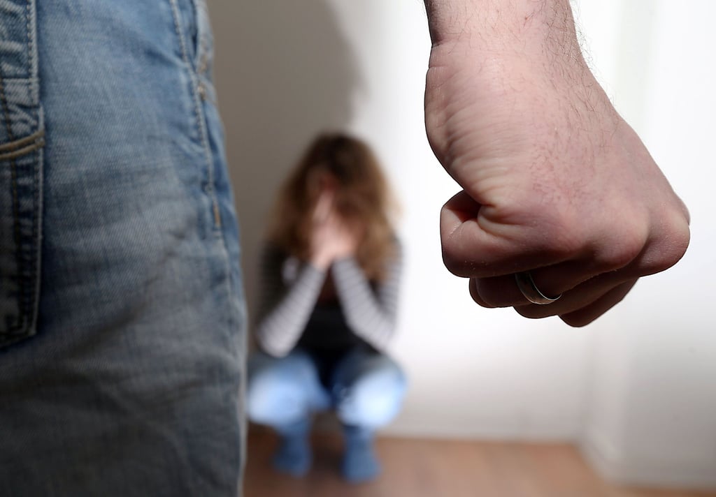 Ein Mann wird gegenüber einer Frau gewalttätig. Allein im vergangenen Jahr wurden 454 Fälle von häuslicher Gewalt  aktenkundig. Die Dunkelziffer dürfte durchaus höher sein.