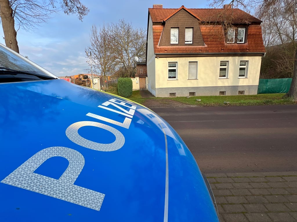 Auch am Mittwoch wurden die Ermittlungen in dem Haus am Ortsrand von Ilberstedt fortgesetzt. 