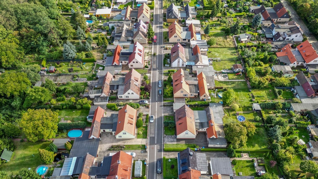 Vor allem in ländlichen Gebieten wohnen viele Sachsen-Anhalter im Eigenheim. (Archivbild)