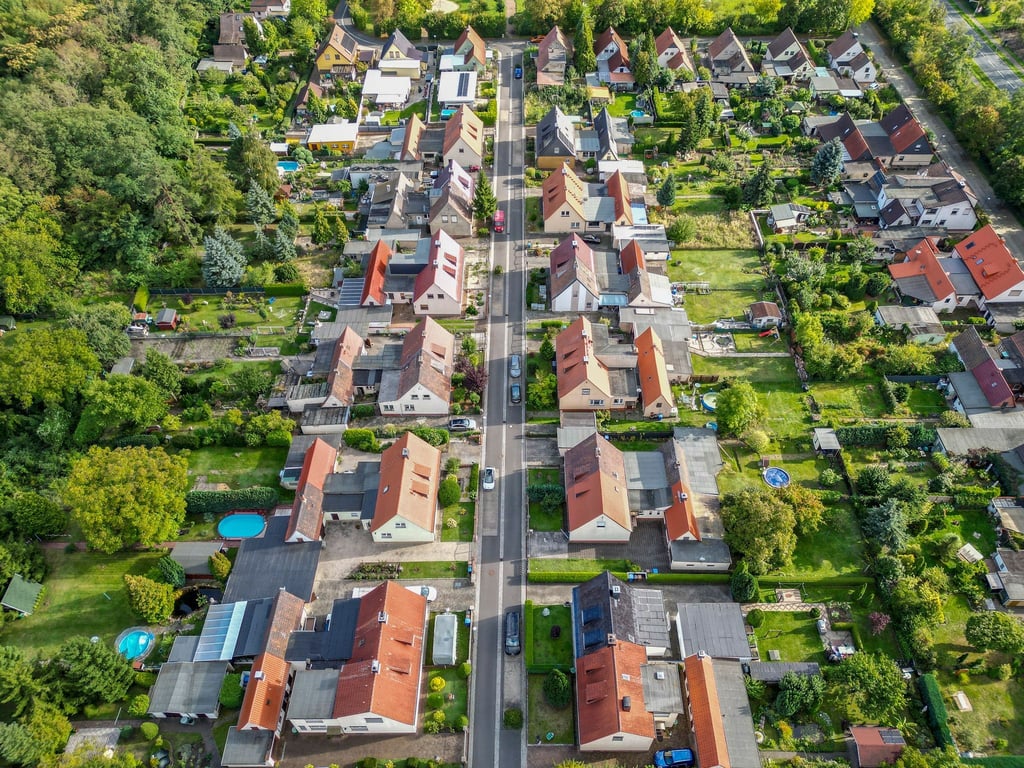 Vor allem in ländlichen Gebieten wohnen viele Sachsen-Anhalter im Eigenheim. (Archivbild)