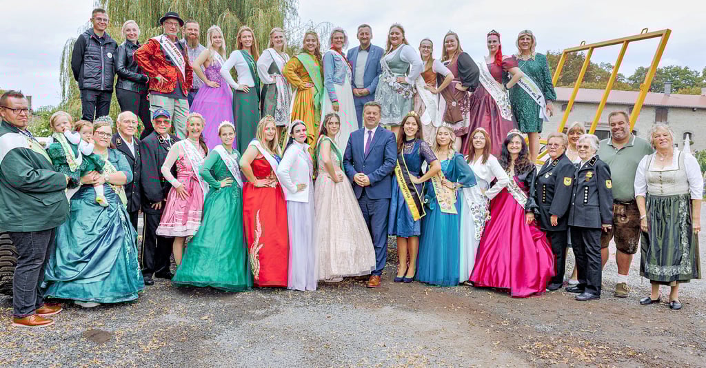 Zum 1. Königinnentreffen Sachsen-Anhalts im September, hier bei „Bauer Hauser“ mit Wirtschaftsminister Sven Schulze (vorn Mitte), war die Welt zwischen den beiden Mit-Initiatoren Burkhard Nimmich (nicht auf dem Foto) und Sven Rosomkiewicz (oben Mitte neben Salzfee Julia) noch in Ordnung.