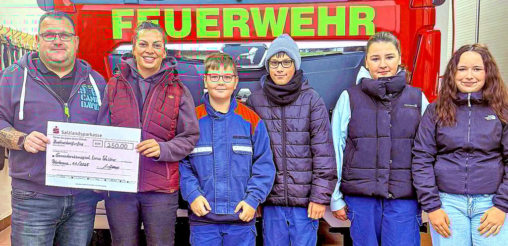 In Unseburg überreichte Enrico Walther der Leiterin der Jugendwehr Sara Haberzettl einen Scheck zur Unterstützung ihrer Arbeit. 