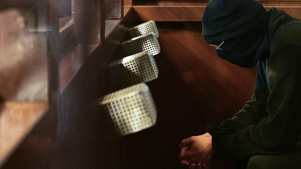 Im Prozess gegen den mutmaßlichen Attentäter vom Holocaust-Mahnmal in Berlin schildern Polizeibeamte die Festnahme des Angeklagten in der Nähe des Tatortes. (Archivbild)