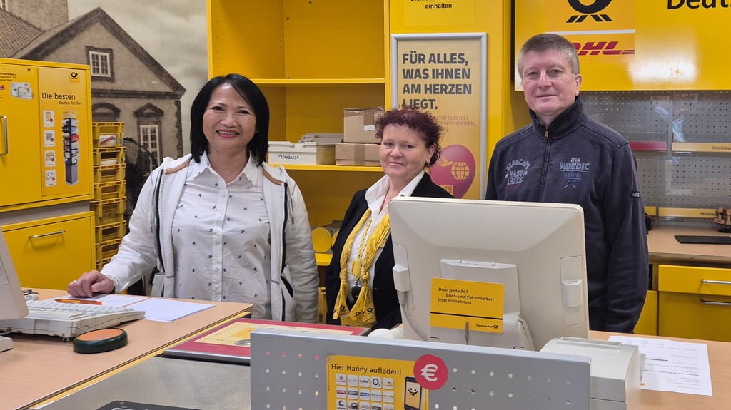 Die Postfiliale in der Hagenpassage hat neue Besitzer. Tan Fischer (links) und ihr Mann Burkhard haben seit dem 24. November geöffnet. Silke Glöckner, Vertriebsmanagerin der Deutschen Post, war ebenfalls zur Eröffnung anwesend.