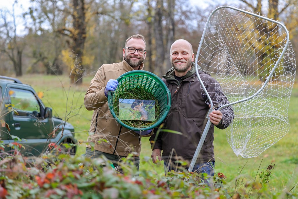 Christian Möller (links) und Jan Driesnack schützen als Widtier-Retter Rehkitze vor dem Mähtod. Sie zählen 2025 zu den Kandidaten von Magdeburger des Jahres.