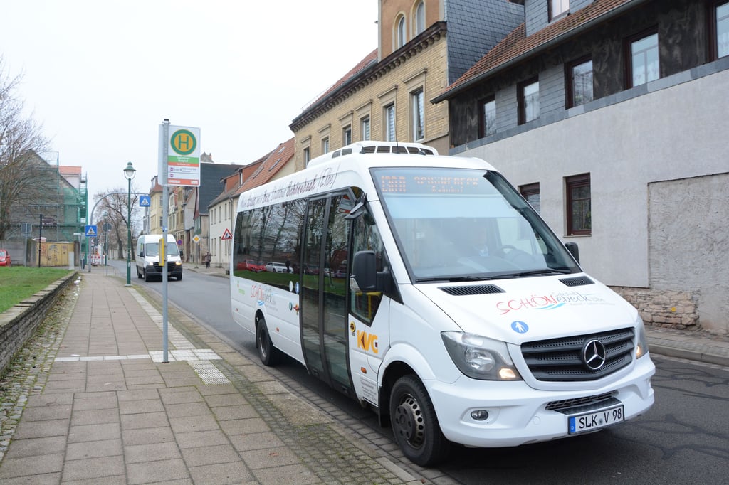 Ein Stadtbus der KVG hält an der Bedarfshaltestelle „Burghof“ in der Edelmannstraße in Bad Salzelmen. Obwohl Bürger eine bessere Anbindung von Salzelmen gefordert hatten, werden zwei extra eingerichteten Bedarfshalte nur spärlich genutzt.