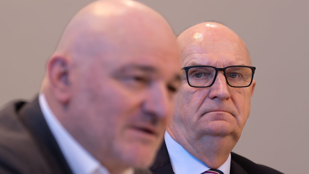 Brandenburgs Ministerpräsident Dietmar Woidke (SPD) (rechts) und Finanzminister Robert Crumbach (BSW) (links) sind bald ein Jahr in der Koalition. (Archivbild)