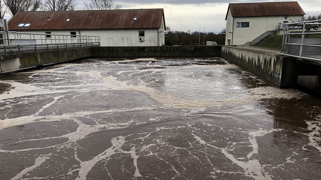 Blick in eines der Belebtschlammbecken der Kläranlage des Zweckverbandes Ostharz in Quedlinburg. Die Gebühren für die Abwasserentsorgung steigen ab 2026. 