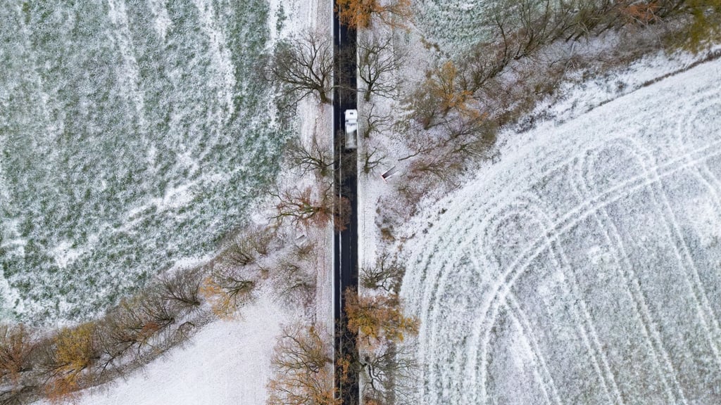 Frost, Nebel und örtliche Schneeschauer sorgen vielerorts für einen winterlichen Start in den Tag.