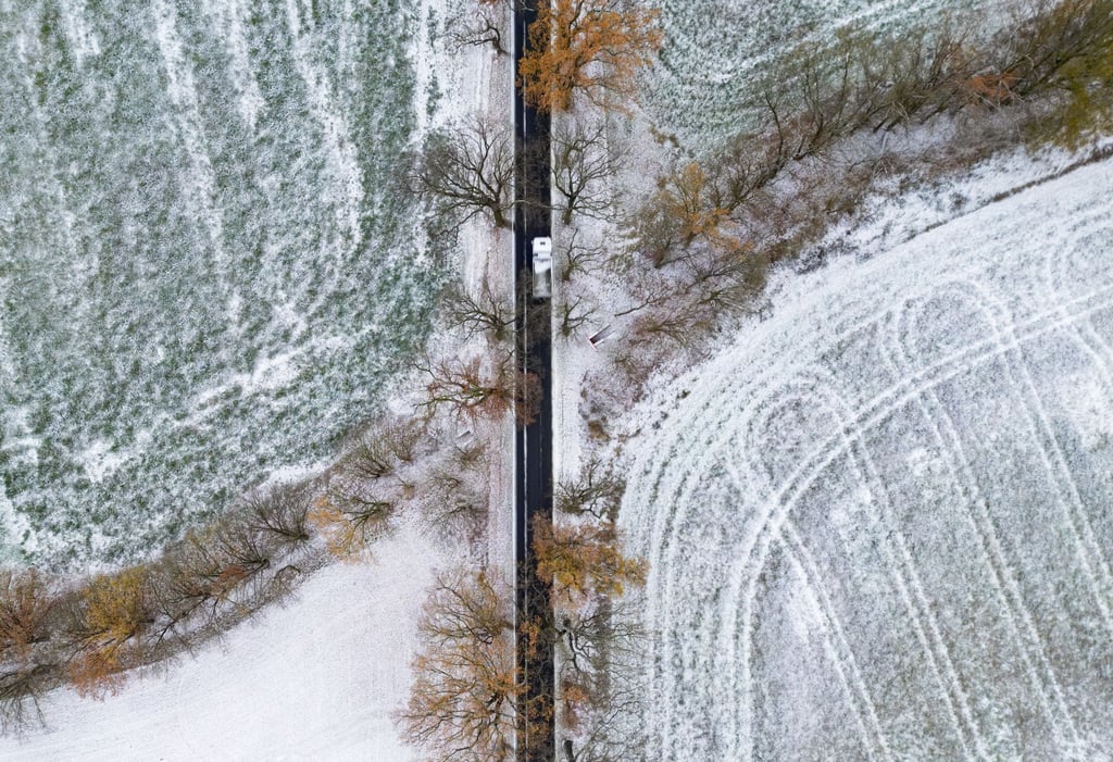 Frost, Nebel und örtliche Schneeschauer sorgen vielerorts für einen winterlichen Start in den Tag.