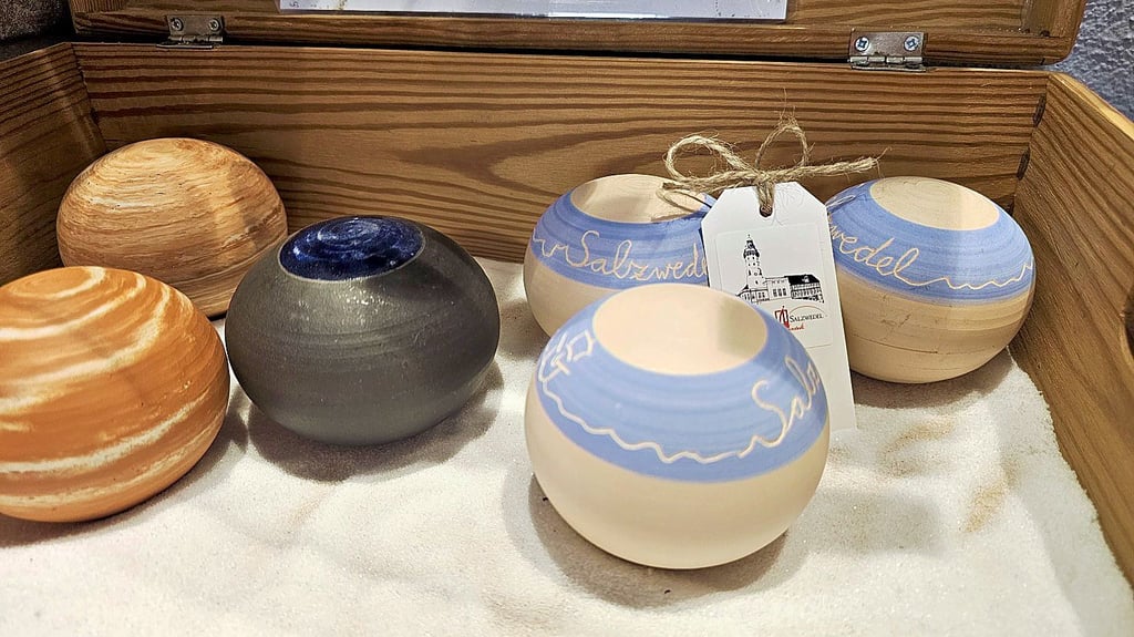 Die Salzwedler Salzstreuer werden extra für die Stadt hergestellt und sind bei Touristen und Einheimischen beliebt. 