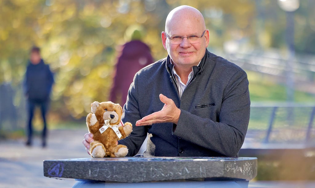 Der Magdeburger Ingo Host sammelt ehrenamtlich Spenden, um damit Trösteteddys für den Rettungsdienst zu beschaffen.