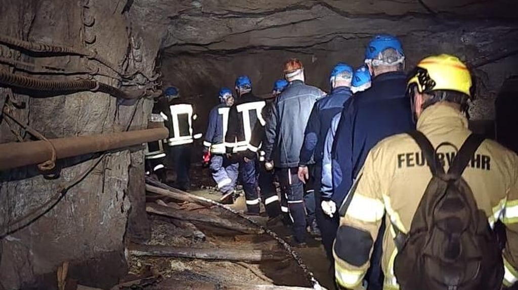 Bei der Tour ging es für die Vertreter verschiedener Rettungsorganisationen tief in den Berg hinein. Ziel des Treffens war es, bei Unglücken künftig effektiv helfen zu können. 