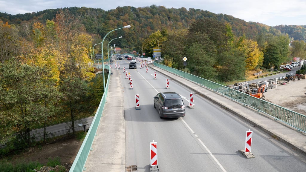 Nach Aufhebung der Sperrung kann der Verkehr wieder einspurig über die Brücke über den Bahngleisen in Bad Schandau passieren. (Archivbild)