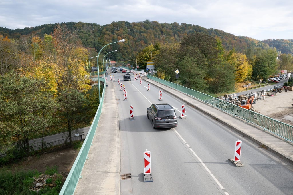 Nach Aufhebung der Sperrung kann der Verkehr wieder einspurig über die Brücke über den Bahngleisen in Bad Schandau passieren. (Archivbild)