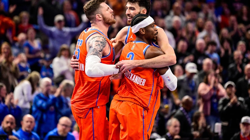 Isaiah Hartenstein (l.) feiert mit seinen Thunder-Kollegen den zehnten Sieg in Folge.