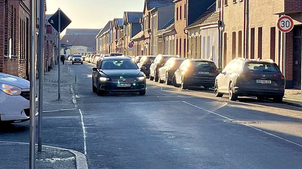 Blick in die Bahnhofstraße von Tangermünde in Richtung Stendaler Straße. Seit einigen Monaten parken die Autos rechts, damit das Einbiegen aus Richtung Karlstraße  und Albrechtstraße übersichtlicher ist. 