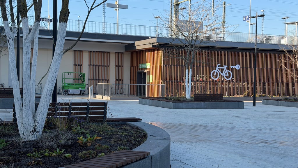 Auf dem Kölner Platz am Magdeburger Hauptbahnhof gibt es eine Radstation. Noch ist der Platz aber nicht freigegeben.