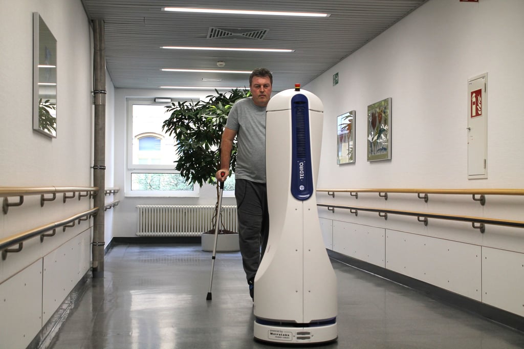 Patient Jan Häßler absolviert im Klinikum Bergmannstrost das Gehtraining mit dem Roboter. 