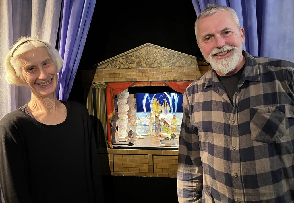 Anja Herbener und Arnold Hofheinz führen "Peterchens Mondfahrt" als Papiertheater auf.