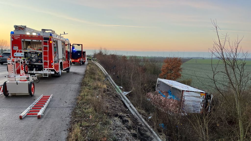 Unfall mit Lkw auf der A14: Fahrer und Beifahrer verletzt.