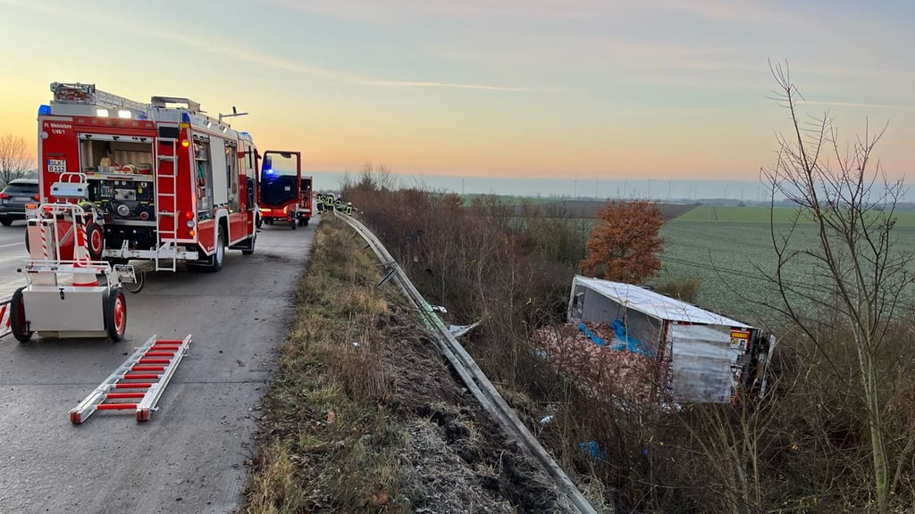 Unfall mit Lkw auf der A14: Fahrer und Beifahrer verletzt.