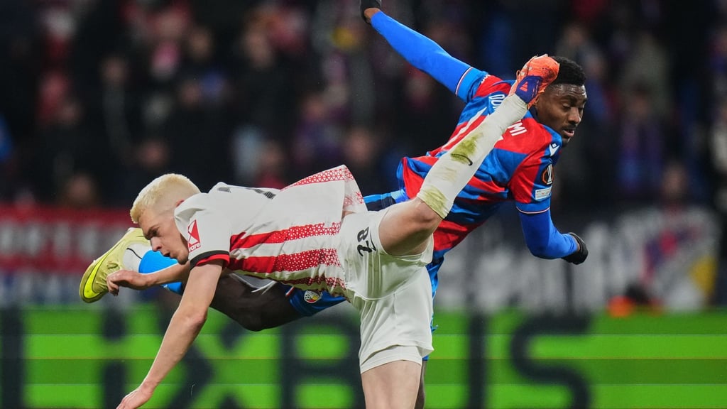 Umkämpftes Duell: Der SC Freiburg und Matthias Ginter (l.) spielen bei Viktoria Pilsen 0:0.