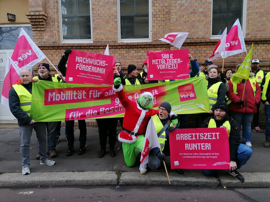 Entschlossen: Verdi-Demonstranten sind zur Übergabe ihrer Forderungen an den Kommunalen Arbeitgeberverband in die Merseburger Straße gezogen.