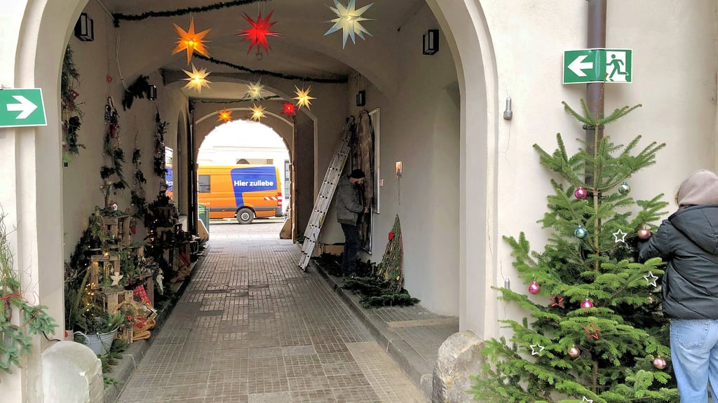 Der Eingang zum Cranach-Hof wird geschmückt. Am Freitag beginnt dort der Markt der schönen Dinge. 