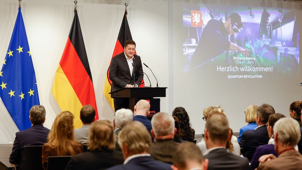 Braunschweigs Oberbürgermeister Thorsten Kornblum (SPD) spricht beim parlamentarischen Abend der Stadt in Berlin.