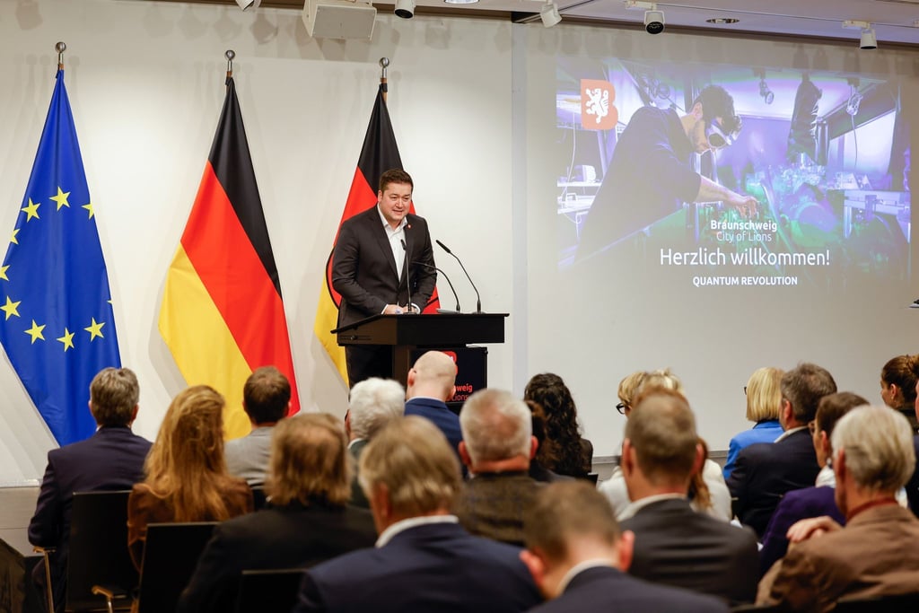 Braunschweigs Oberbürgermeister Thorsten Kornblum (SPD) spricht beim parlamentarischen Abend der Stadt in Berlin.