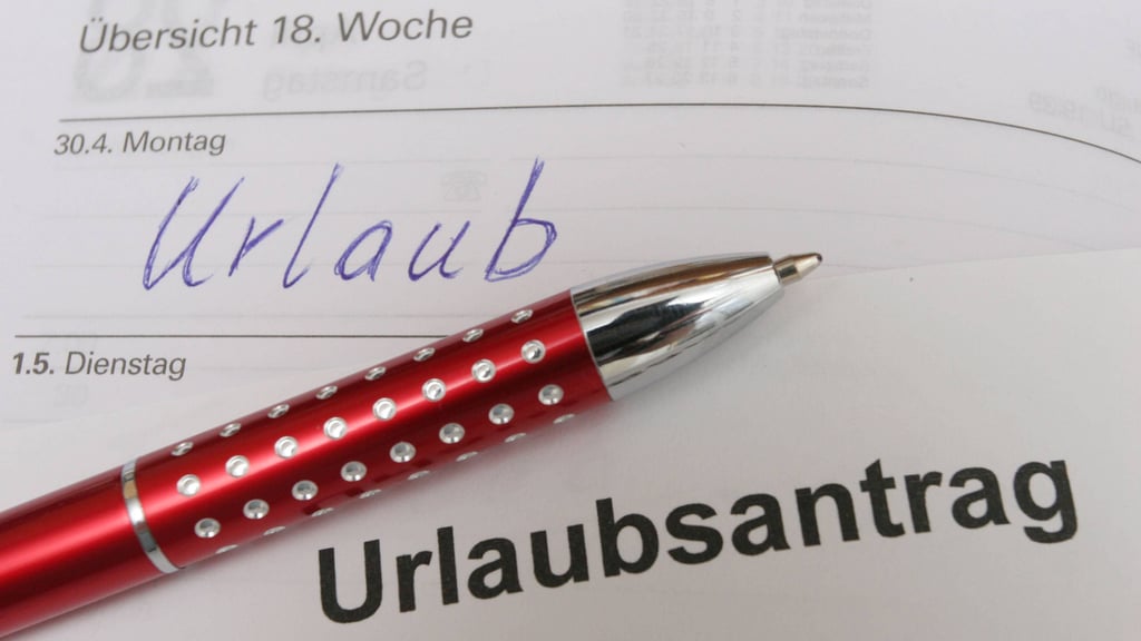 Urlaub für das ganze Jahr im Voraus festlegen – darf der Chef das verlangen? Arbeitsrechtliche Regeln sind eindeutig.