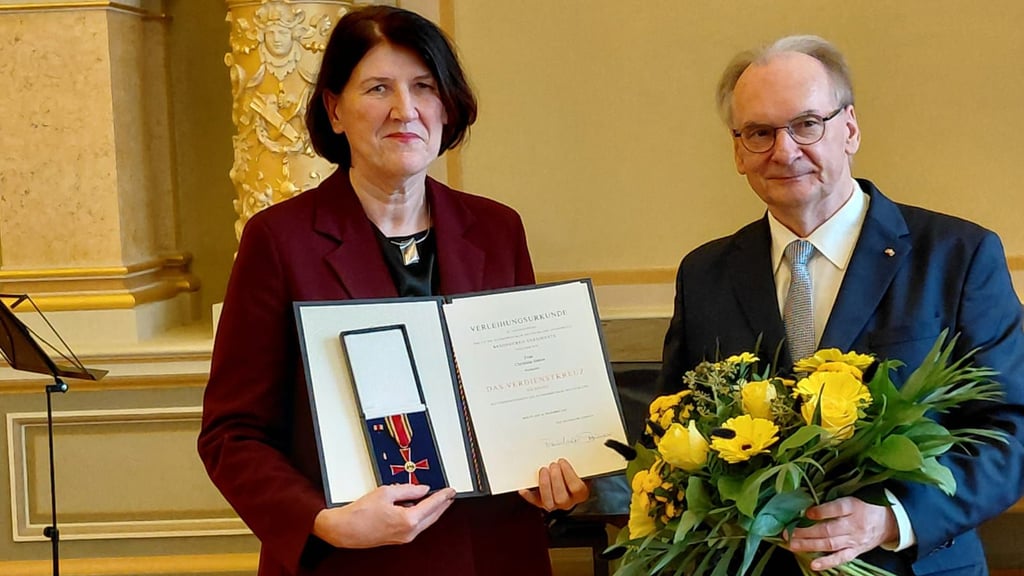 Christina Simon, hier mit Sachsen-Anhalts Ministerpräsidenten Reiner Haseloff, hat das Bundesverdienstkreuz erhalten.