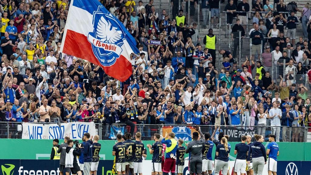 Fans des 1. FC Phönix Lübeck - hier beim Pokalspiel 2024 gegen Borussia Dortmund im Hamburger Volksparkstadion. (Archivbild)