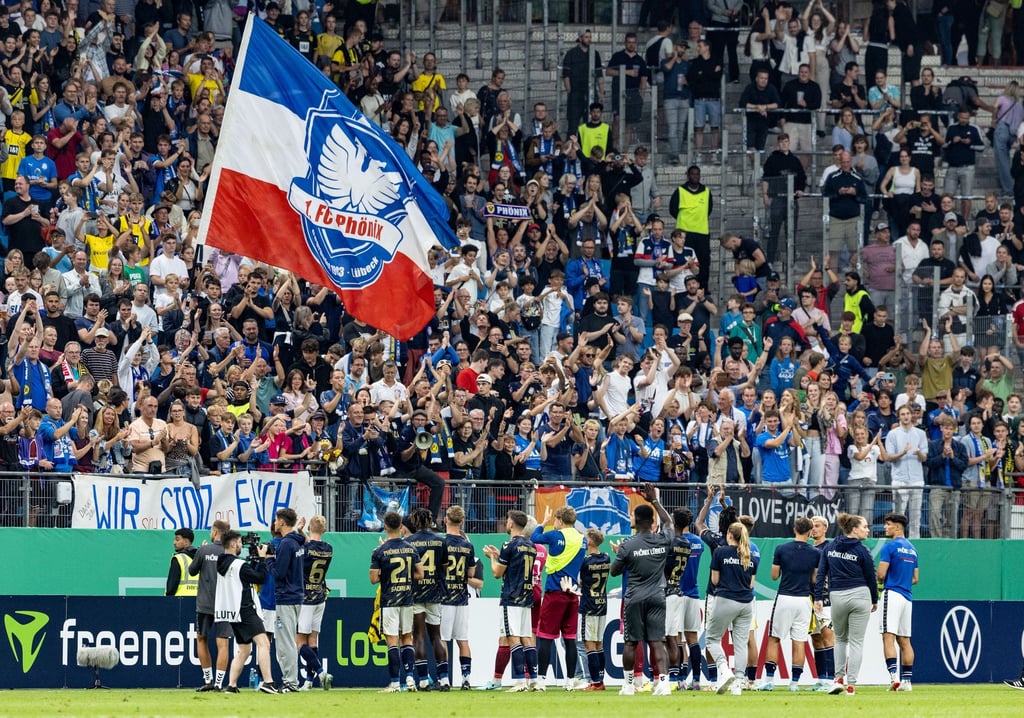 Fans des 1. FC Phönix Lübeck - hier beim Pokalspiel 2024 gegen Borussia Dortmund im Hamburger Volksparkstadion. (Archivbild)