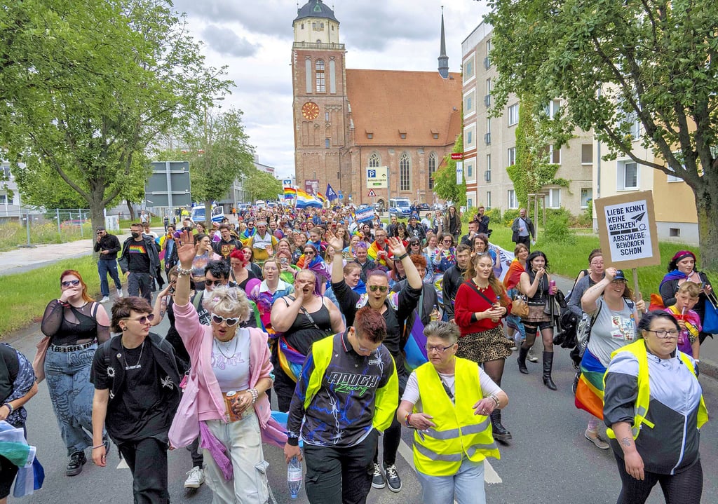 Der Dessauer Christopher Street Day war in diesem Jahr in Dessau gut besucht.