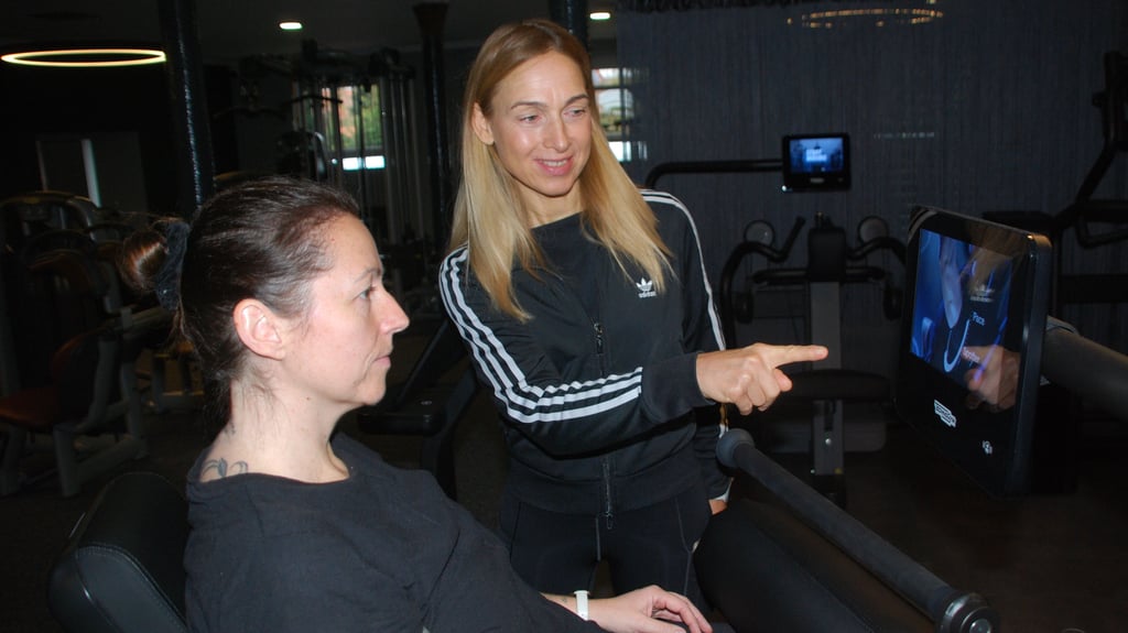 Die Inhaberin des „Sportiv Prime Fitness Clubs“ Katharina Kaufmann berät die Kundin Rebecca beim Training.