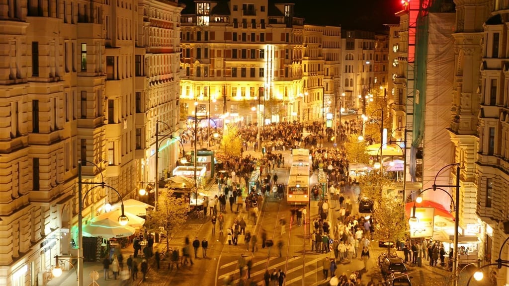 Der Hasselbachplatz in Magdeburg, hier bei einer abendlichen Veranstaltung, ist ein Ausgehviertel im Wandel.  