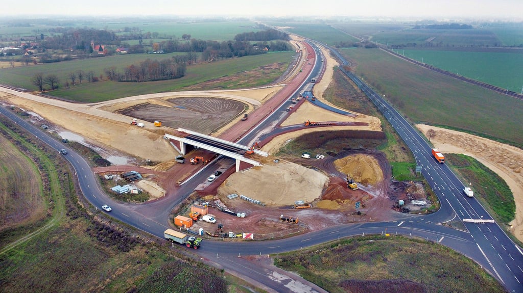 Fast überall am elf Kilometer langen Autobahnabschnitt zwischen Seehausen und Wittenberge wird gearbeitet –  auch an der  Vielbaumer Kreuzung, wo schon erste Teile der künftigen Auffahrt asphaltiert werden.  