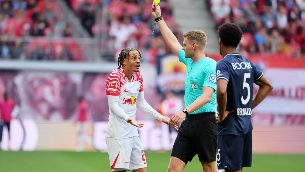 Ex-RB-Star Xavi Simons beschwert sich bei Schiedsrichter Timo Gerach.